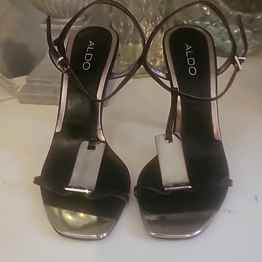 Aldo's Open Toe Black Patent Sandal w/Silver Plate Design, Sz 9, High Heel 3.5"